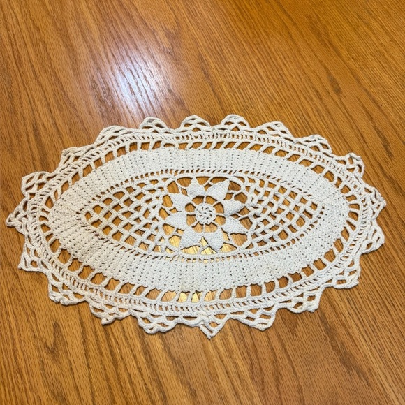 Vintage Hand Crocheted Oval Doily 17 1/2” x 10” Stunningly Beautiful - Picture 1 of 3